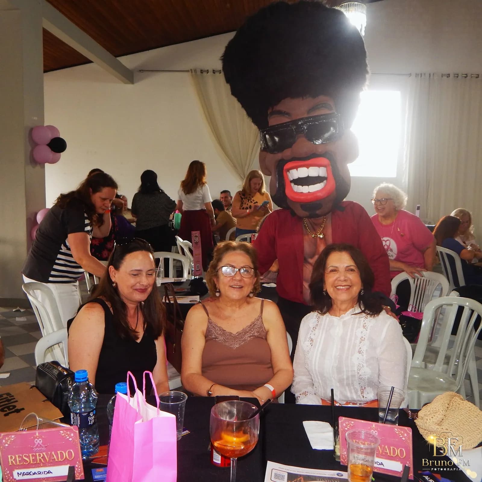 Amigas reunidas em uma mesa durante o evento