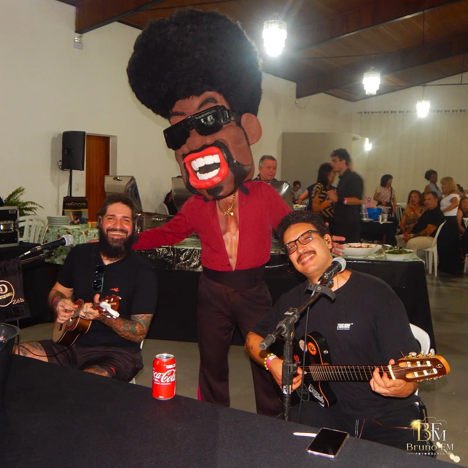 Banda e personagem Celebration durante o evento