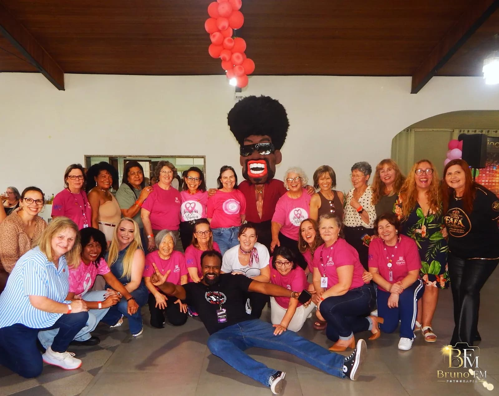 Equipe, parceiros e comunidade reunidos no Tempero do Lua