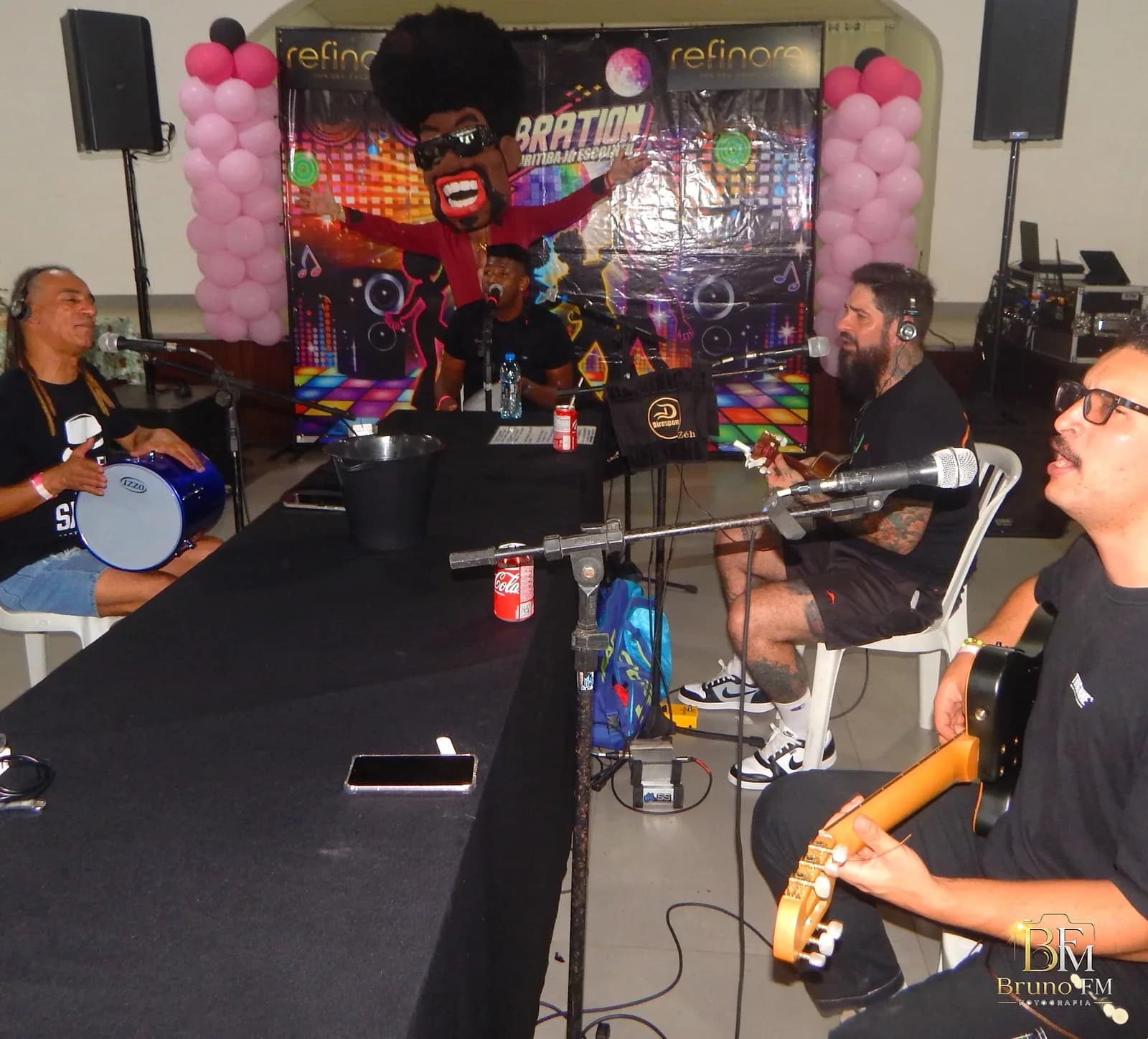 Músicos tocando samba e pagode no Tempero do Lua